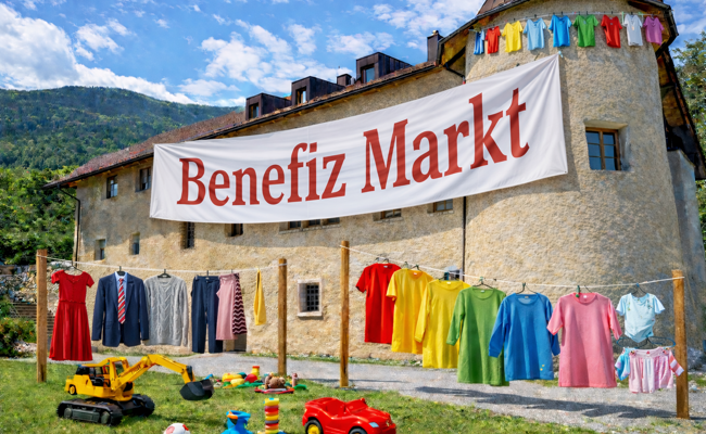 Benefizmarkt Foto Thalhofer mit Wäscheleine