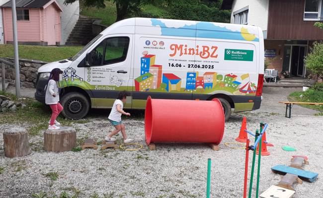 Spielbus mit Kindern