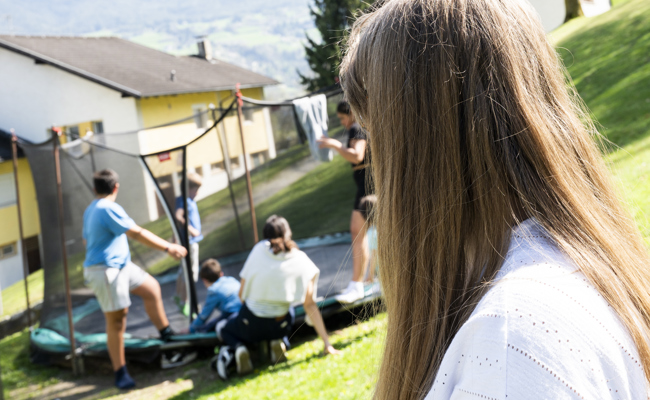 Kinder und Jugendliche in Trampolin